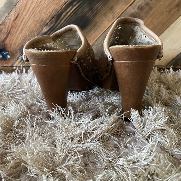 Ann Tuil Stella Perforated Leather Wood Heel Slip On Mules Size 7 - Picture 6 of 9